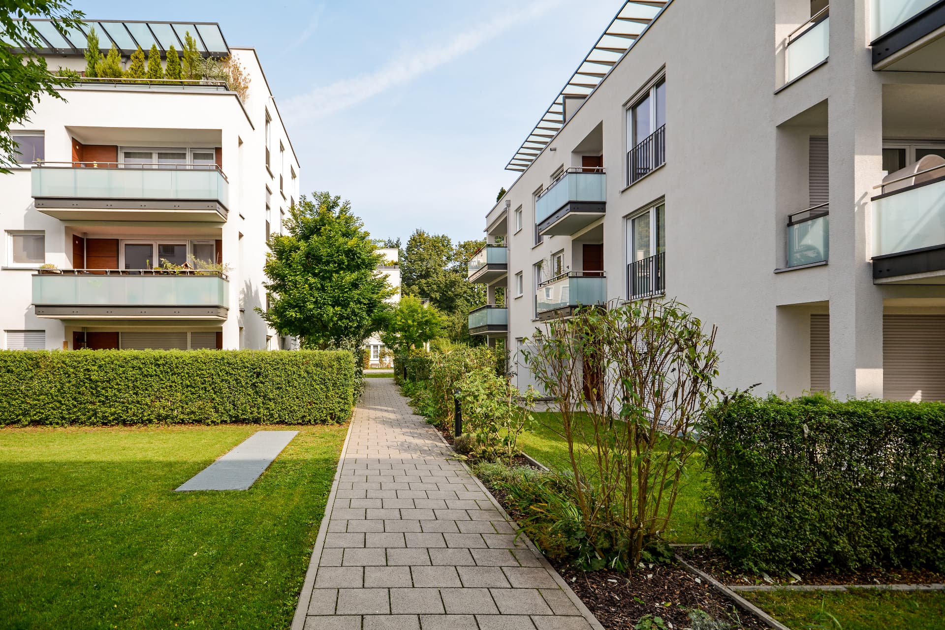 Gepflegte Wohnanlage mit Grünflächen und sauberen Wegen in Offenbach am Main