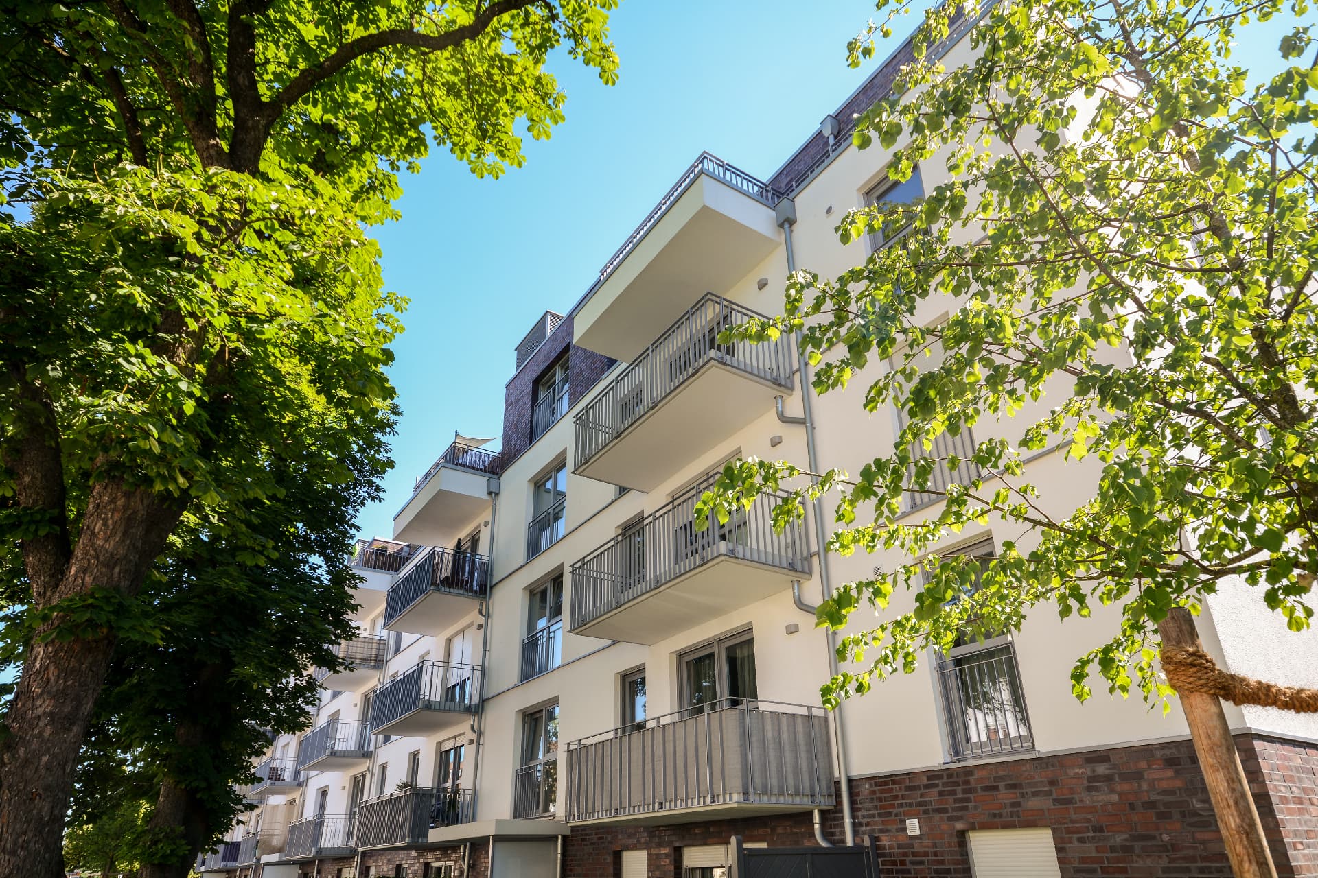 Gepflegtes Mehrfamilienhaus mit Balkonen und Bäumen in Offenbach am Main